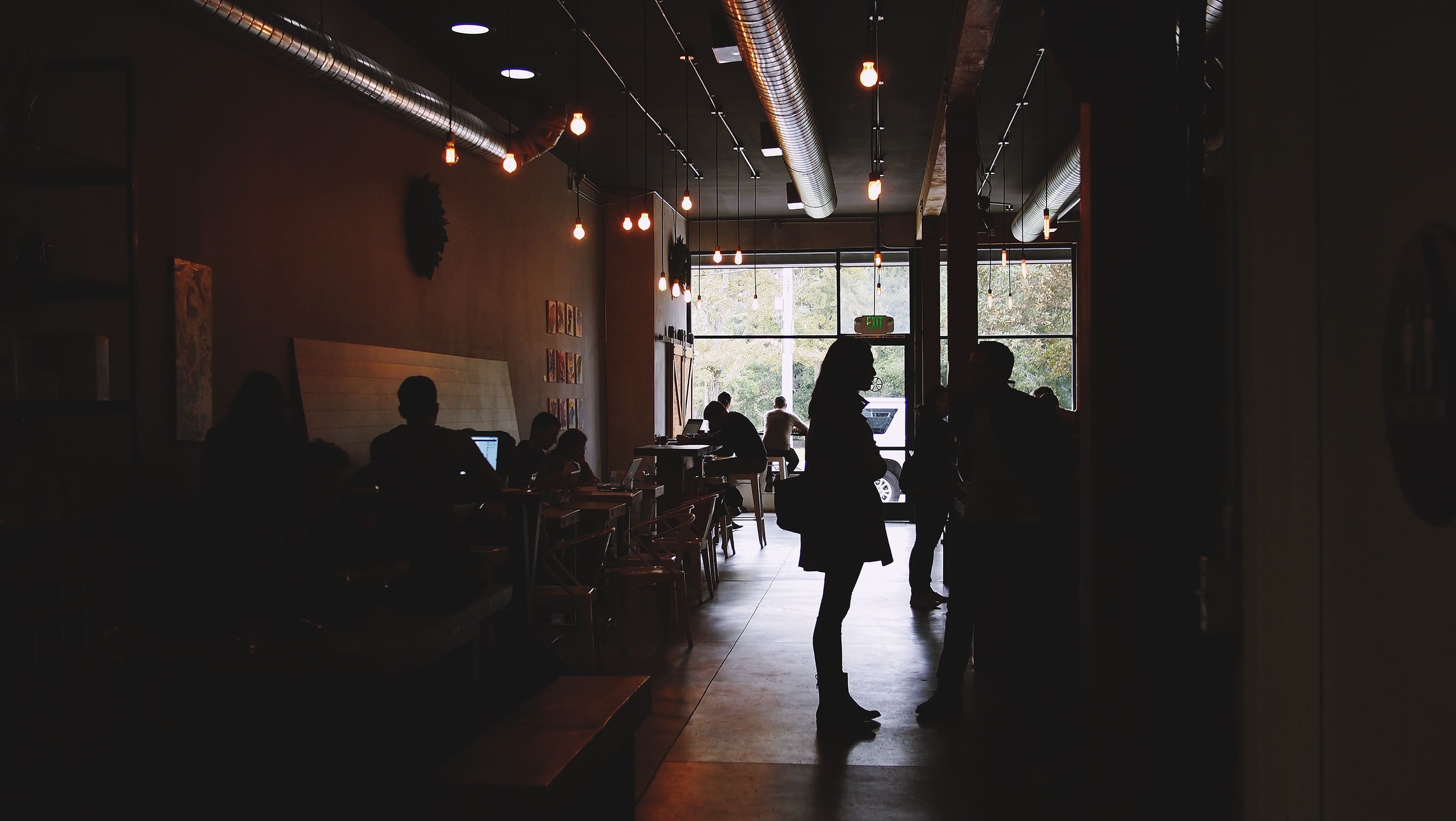 Une photo d'un espace de coworking et de restauration pour illustrer la communication sur les réseaux sociaux