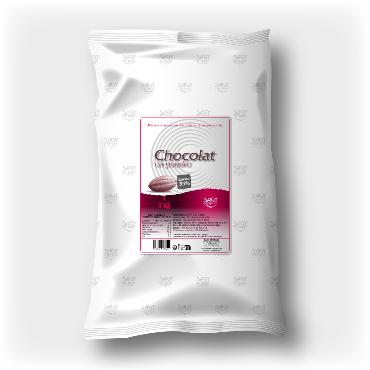 Un sac blanc en papier avec une étiquette présentant une fève de cacao. Ce sac contient un kilo de préparation en poudre pour boisson instantanée sucrée au chocolat (cacao 35% minimum) de l'entreprise Sagy Company