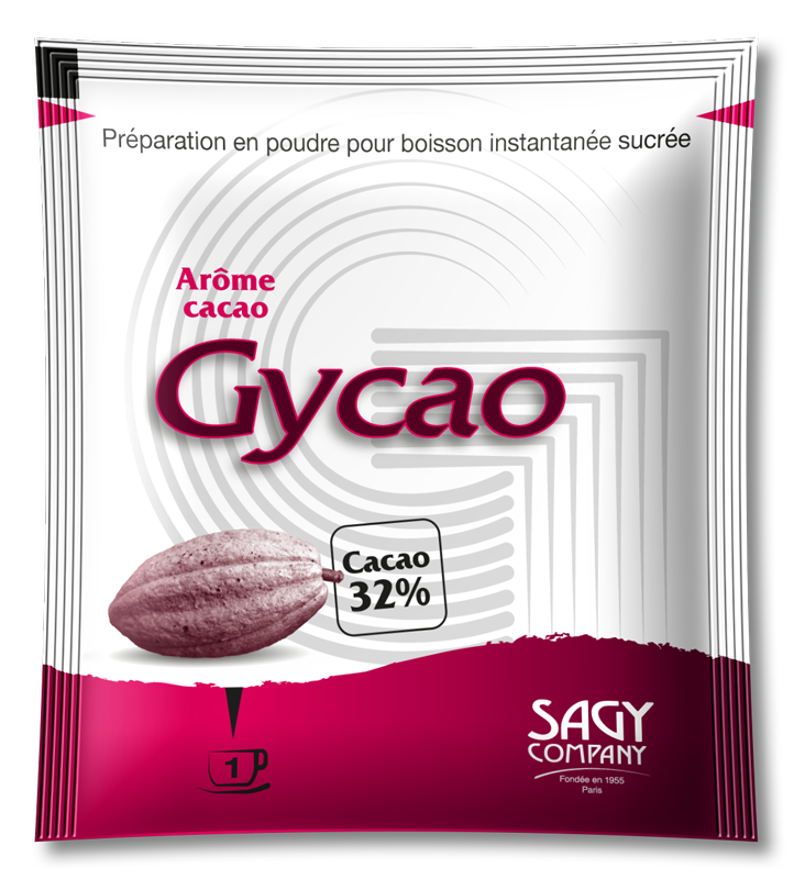 Un sachet blanc et rouge présentant une fève de cacao. Ce sachet contient 15 ou 20 grammes de préparation en poudre pour boisson instantanée sucrée aromatisée au cacao (32% minimum) de la marque Gycao de l'entreprise Sagy Company.