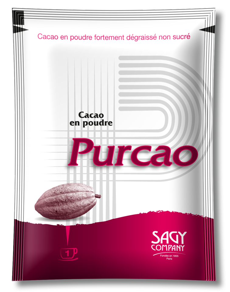 Un sachet blanc et rouge présentant une fève de cacao. Ce sachet contient 10 ou 15 grammes de cacao en poudre fortement dégraissé non sucré de la marque Purcao de l'entreprise Sagy Company.