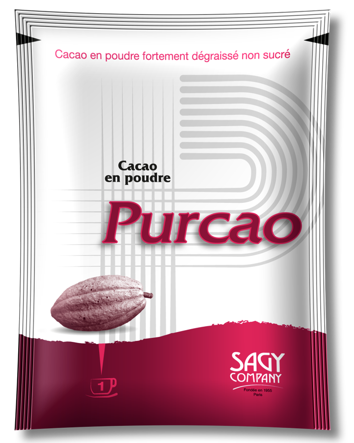 Un sachet blanc et rouge présentant une fève de cacao. Ce sachet contient 10 ou 15 grammes de cacao en poudre fortement dégraissé non sucré de la marque Purcao de l'entreprise Sagy Company.