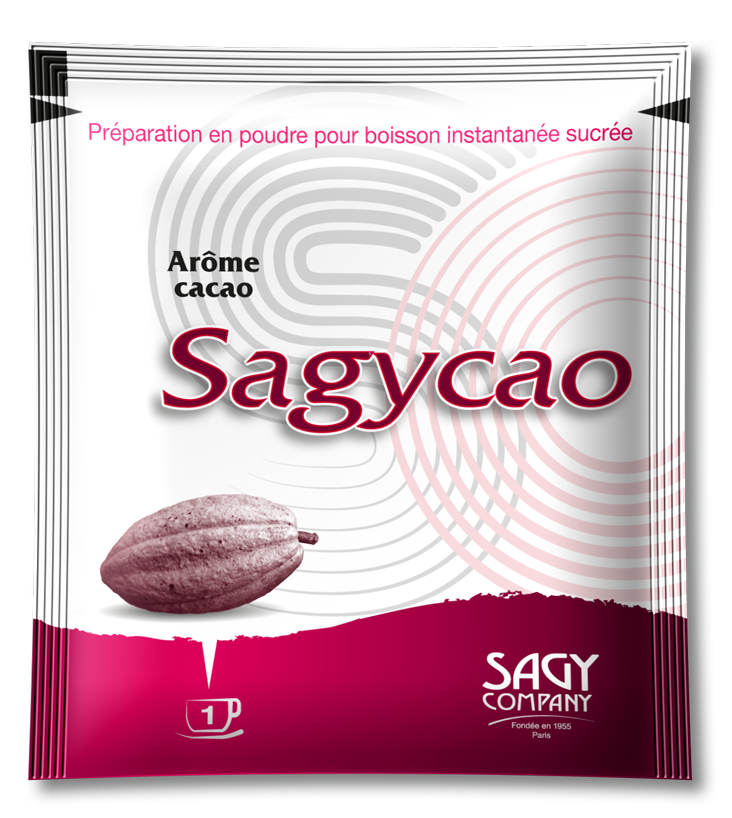Un sachet blanc et rouge présentant une fève de cacao. Ce sachet contient 15 ou 20 grammes de préparation en poudre pour boisson instantanée sucrée aromatisée au cacao de la marque Sagycao de l'entreprise Sagy Company.