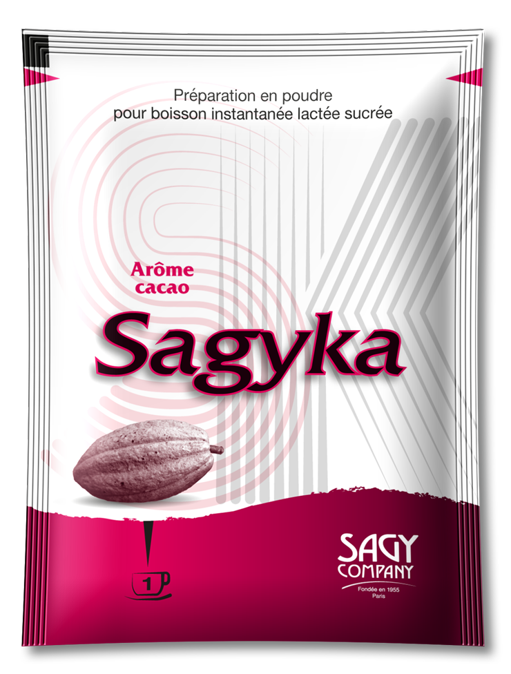 Un sac blanc en papier avec une étiquette présentant une fève de cacao. Ce sac contient un kilo de préparation en poudre pour boisson instantanée lactée sucrée aromatisée au cacao (35% minimum) de la marque Sagyka de l'entreprise Sagy Company.