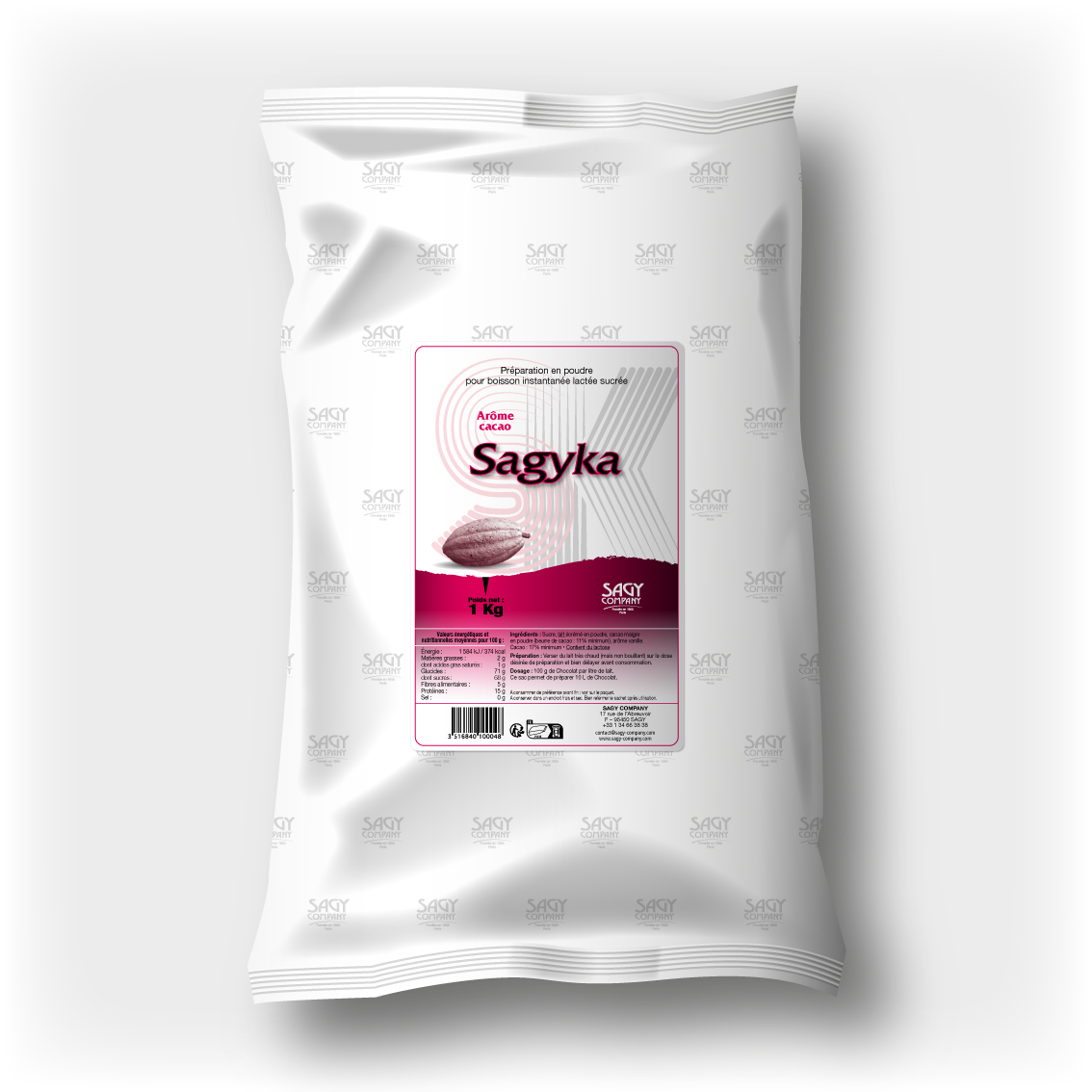 Un sac blanc en papier avec une étiquette présentant une fève de cacao. Ce sac contient un kilo de préparation en poudre pour boisson instantanée lactée sucrée aromatisée au cacao (35% minimum) de la marque Sagyka de l'entreprise Sagy Company.
