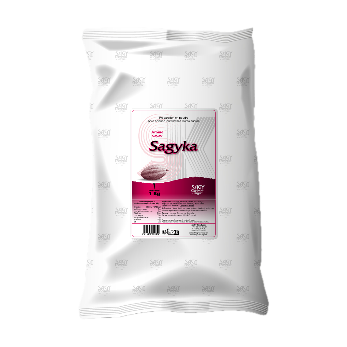 Un sac blanc en papier avec une étiquette présentant une fève de cacao. Ce sac contient un kilo de préparation en poudre pour boisson instantanée lactée sucrée aromatisée au cacao de la marque Sagyka de l'entreprise Sagy Company.