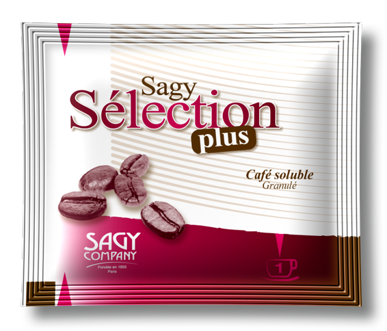 Un sachet blanc et rouge présentant des grains de café de la marque Sagy Sélection Plus de l'entreprise Sagy Company. Il contient 15 grammes de café soluble granulé.