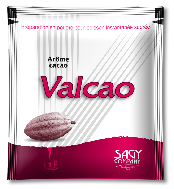 Un sachet blanc et rouge présentant une fève de cacao. Ce sachet contient 15 ou 20 grammes de préparation en poudre pour boisson instantanée sucrée aromatisée au cacao de la marque Valcao de l'entreprise Sagy Company.