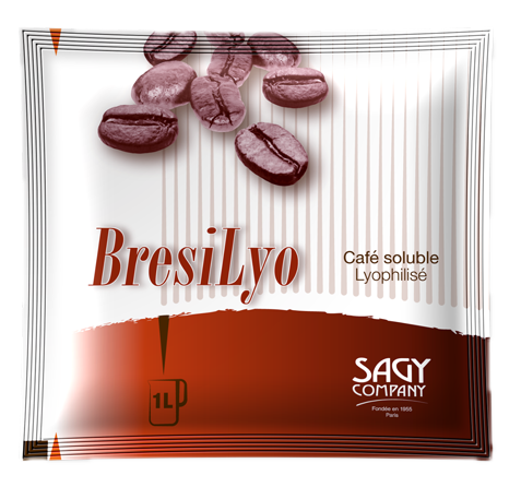 Un sachet blanc et amarante présentant des grains de café de la marque Brésilyo de l'entreprise Sagy Company. Il contient 2 ou 15 grammes de café soluble lyophilisé.