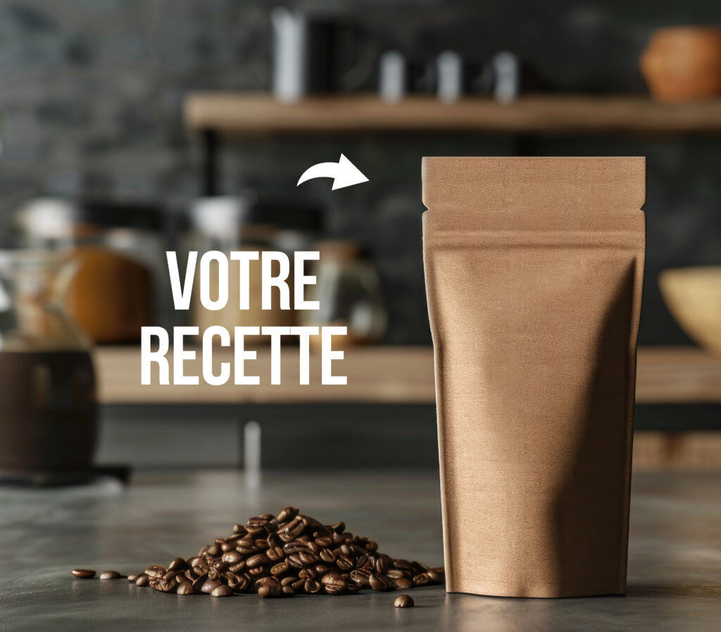 au premier plan, un sachet en carton souple zippé posé sur une table de cuisine, des grains de cafés et le titre "Votre recette" avec une flèche qui va vers l'intérieur du sachet. En arrière-plan, une cuisine aménagée.