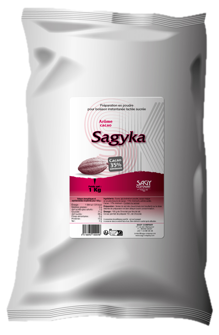 Un sac blanc en papier avec une étiquette présentant une fève de cacao de la marque Sagyka de l'entreprise Sagy Company.