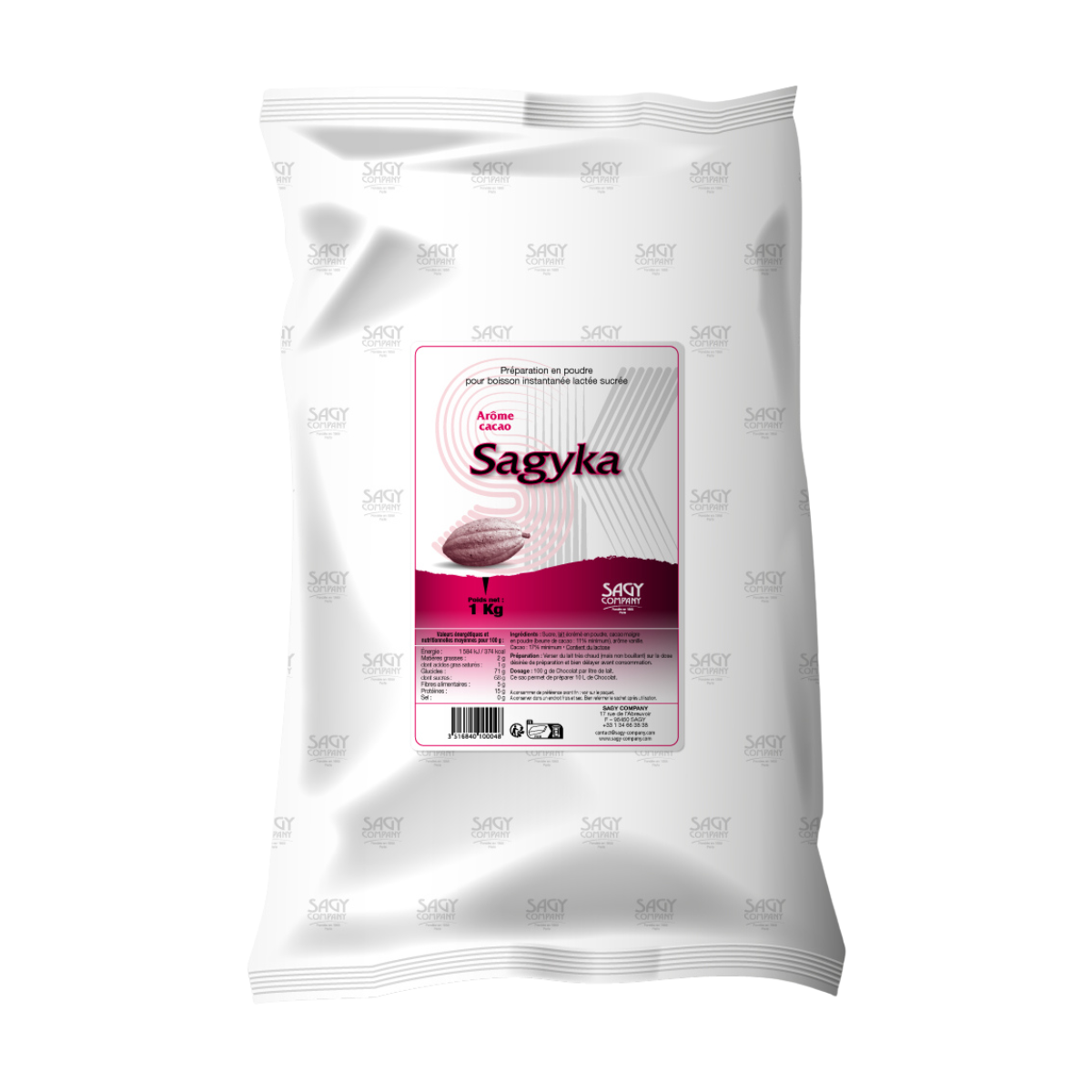 Un sac blanc en papier avec une étiquette présentant une fève de cacao. Ce sac contient un kilo de préparation en poudre pour boisson instantanée lactée sucrée aromatisée au cacao de la marque Sagyka de l'entreprise Sagy Company.