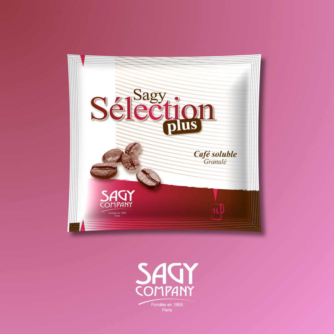 Un sachet blanc et rouge présentant des grains de café de la marque Sagy Sélection Plus de l'entreprise Sagy Company. Il contient 15 grammes de café soluble granulé.