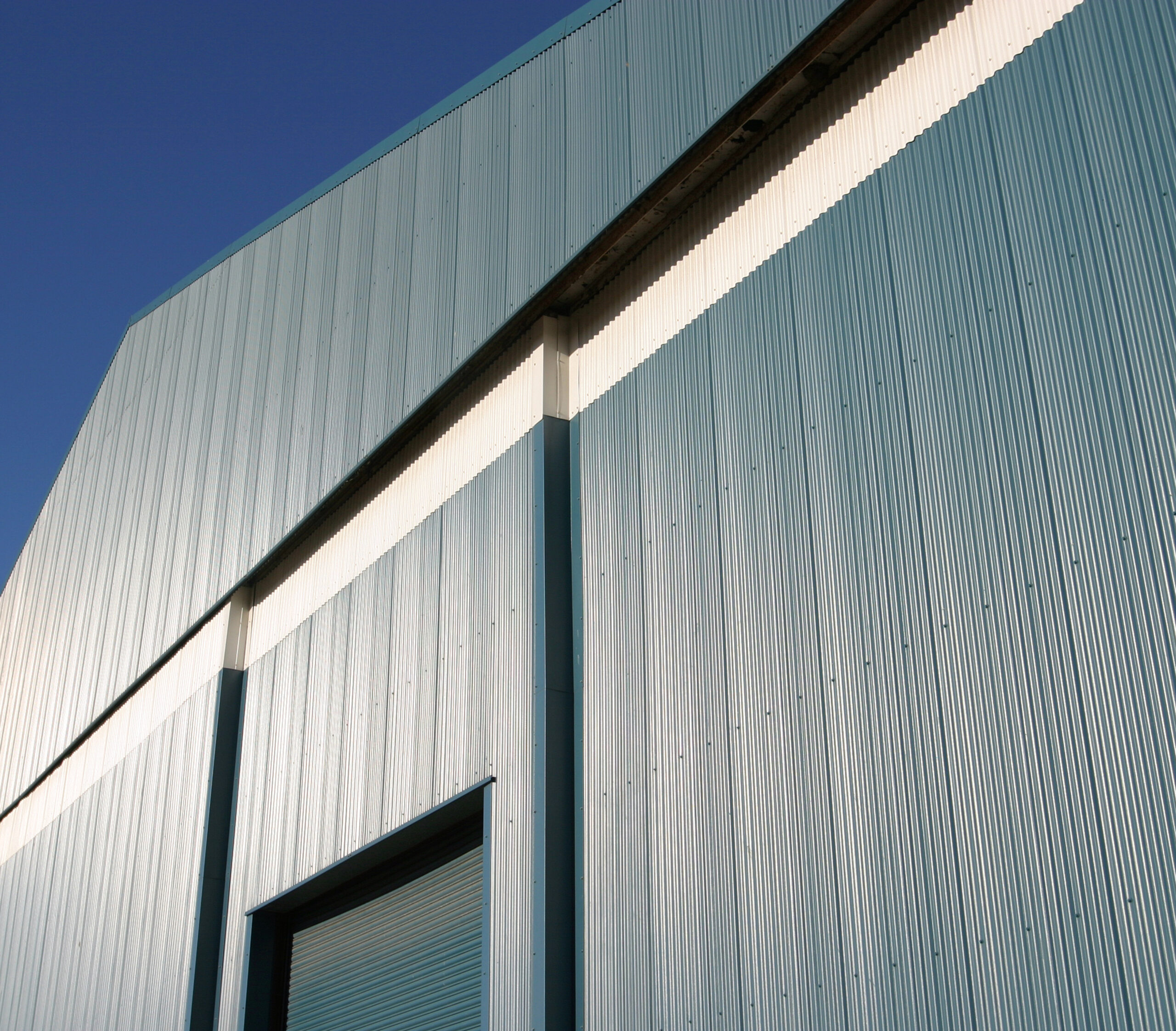 Bâtiment industriel en gros plan et  ciel bleu en arrière-plan