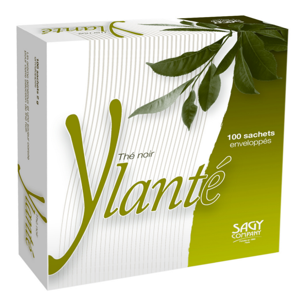 Une boîte blanche et rouge en carton pour du thé noir de la marque Ylanté de l'entreprise Sagy Company. Elle contient 100 sachets de 2 grammes de thé.