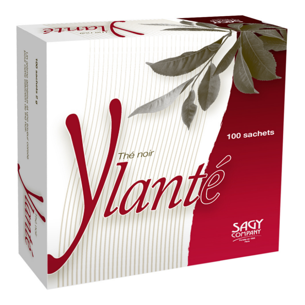 Une boîte blanche et rouge en carton pour du thé noir de la marque Ylanté de l'entreprise Sagy Company. Elle contient 100 sachets de 2 grammes de thé.